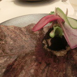 イル ギオットーネ - かに爪を刺したズワイカニアランテーノネロ　かに味噌のバーニャカウダーソース