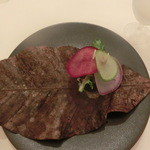 イル ギオットーネ - かに爪を刺したズワイカニアランテーノネロ　かに味噌のバーニャカウダーソース