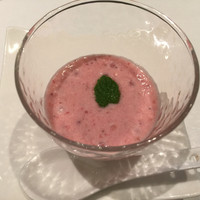 華都飯店 - 苺ミルクのタピオカ。このランチで実はピカイチの一品でした。