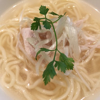 華都飯店 - 鶏スープの麺。とても優しいお味でした。
