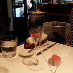 クッチーナ イタリアーナ ガッルーラ - フランボワーズとブルーベーリーの入ったグラス