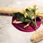 クッチーナ イタリアーナ ガッルーラ - 佐賀産ホワイトアスパラガスのフリット・赤いサルサ・たんぽぽの葉ビサンリを添えた春のサラダ仕立て