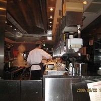 RIGOLETTO KITCHEN - オープンキッチン・スタイルには好感が持てる。