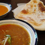 ヒマラヤの詩 - 奥ムルグモカニ　手前チキンヒマラヤン　＆　ナン