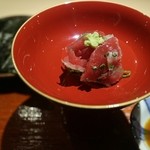 富小路 やま岸 - 鮪叩きと糠漬け大根の鬼おろし　黄味醤油で和えて海苔で手巻き