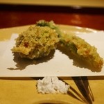 富小路 やま岸 - タラの芽、蕗の薹の霰揚げ　雪塩で