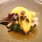 富小路 やま岸 - トリ貝と白ミル貝、アスパラとうるいとスナップ豌豆　黄身酢と出汁ジュレ