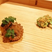 富小路 やま岸 - 杉八寸　飯蛸旨煮木の芽　こごみ胡麻和え