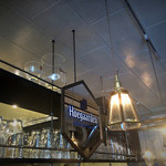 oitoma - 棚に並ぶビアグラスとヒューガルデンのミラーが印象的。