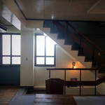 oitoma - 2階テーブル席②
      階段の吹き抜け具合と、奥に見える木製サッシのバランスが秀逸。