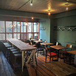 oitoma - 2階テーブル席①
      壁のブルーグリーンのセンスが秀逸。
      ヴィンテージ感のある床と家具もまた素敵。