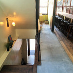 oitoma - 床材の木とコンクリートの切り替えが、廊下と客席部分を切り替えているようで好感を抱くデザインでした。