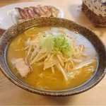 麺組 - 味噌ラーメン800円と餃子5個入り350円