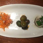 Bar Agrado - 前菜盛り合わせ 3種 (キャロットラペ、オリーブのアンチョビマリネ、ヒコイワシの酢漬け)