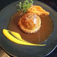 ラ・ボンヌターブル - ランチ：（主菜）牛すね肉のビーフシチュー、モッツアレラチーズ、ジャガイモ、平茸、ほうれん草のパイ包み、他
