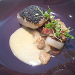 ル・ヴァンキャトル - サワラ＋黒ゴマ　蛤のブール・ブラン