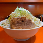 らーめん（麺大盛、野菜、にんにく、ねぎ）