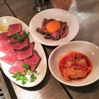 うしごろバンビーナ 恵比寿本店 - ユッケ、カルパッチョ、キムチ