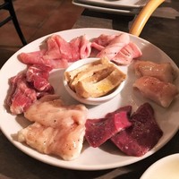 うしごろバンビーナ 恵比寿本店 - ホルモン盛り合わせ2人前