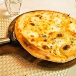 Kafeponteitariano - 4種チーズのピッツァ