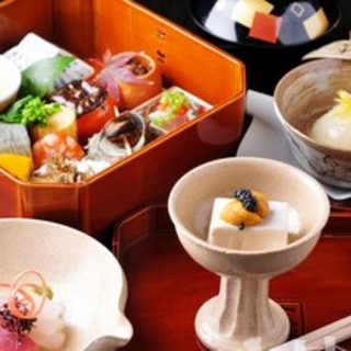 Perfect for a luxurious lunch. The popular “Daitokuji Bento (boxed lunch)” is pleasing to the eye.