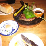 つばめグリル 銀座コア店 - 夏野菜の和風ハンブルグステーキをいただきました。サラダを先に食べたのが惜しい。