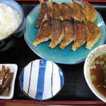 華月 - 餃子セット、７００円。予想以上にご飯の量が多いです。