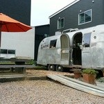 エアストリームカフェ スイッチ - 「エアストリーム」というキャンピングトレーラーがお店です。