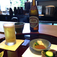 鰻割烹まえはら - 先付けの漬物とビール