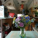 エアストリームカフェ スイッチ - 店内（車内）ソファー席からパチリ
