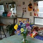 エアストリームカフェ スイッチ - 店内（車内）ソファー席から斜めにパチリ