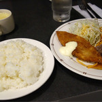 レストラン・マルマン - 日替わりのライトランチ税込600円 この日は白身魚フライと焼肉。