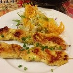 ガイサーテ。香辛料が少し効いた焼き鳥ですな。