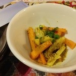 ゴダワリアジアンレストラン＆バー - お通しは野菜の漬物。これはサービスです。
