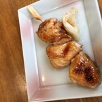 バイキング - 焼き鳥。付け合わせはガリ。