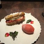 ル ボークープ - 桜のムースとグリーンピースのエクレア　苺のソルベ添え　2016-4