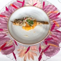 モナリザ 丸の内店 - アミューズブッシュ★
                お皿がとってもきれい！ピンクのお花が挟まれています。めひかりにパスタが巻かれていてフライされています。身が思ったより厚く、揚げたてでした。めかぶ塩をつけていただきます。トッピングにしらすとみょうがも乗っていました。柑橘系のソースはとても爽やか！
                