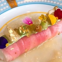 モナリザ 丸の内店 - カブとカニのカネロニ仕立て ソーテルヌ風味のゼリーのハーモニー★
                  カニの入った柔らかなクリームを薄い赤かぶが巻いていて、上には緑のかぶクリームや日向夏などか乗っていて彩りがきれい！
                  金箔もたっぷりでほんとにキラキラ光っています。一度にいろんな食感も楽しめました。
                  周りにはワインのゼリーがたっぷり！酸味が強く爽やかです。
                  