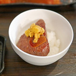 SATOブリアン - 宮崎牛のヒレのすき焼きをにんにくたまり醤油あえと馬糞雲丹を添えて...いわゆるブリ飯