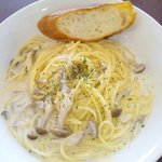 Dining　Kitchen　Gift - しめじとまいたけのクリームソースのパスタと、バケット