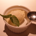 マザーエスタ - ランチのデザート。この日は生姜のアイスでした。