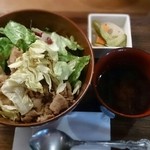 エヌ1221 - しょうが焼き丼♪味噌汁とピクルス付き！
ビールは頼まないと付きませんよ(*^-^*)