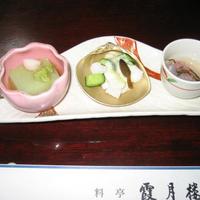 霞月楼 - 左からグリンピースの寄せ物とゆり根で作った花びら
                  イカと蛸とキュウリ（わさびマヨネーズ）