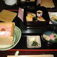 霞月楼 - 桜ご飯。梅酢で色づけ白魚が乗っています。
                蛤のお吸い物
                漬物のわさび菜美味しかった。