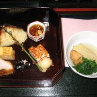 霞月楼 - 鰆の西京漬け
                奥久慈卵の玉子焼き
                海老のしんじょうを食パン揚げ
                福豆の煮こごり
                筍と春菊の炊き合わせ
                クリームチーズにいぶりがっこを巻いたのがスモークチーズみたいでおいしかった♪