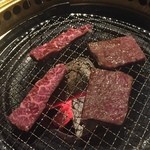 Yakiniku Nikunabeya Koube Biidoro - 肉焼き中♪