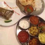 ミールスDX（辛口チキン、フィッシュ、ミーンポリチャツ）