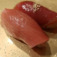 SUSHI TOKYO TEN、 新宿ニュウマン店 - ３日間熟成させたトロの握り、赤身の漬けの握り
