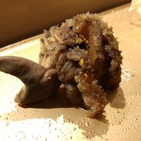 SUSHI TOKYO TEN、 新宿ニュウマン店 - 出汁で炊いた鮑
                
                