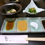 串アン - 手前のお皿に入っているのは串カツ用の４種類の調味料です